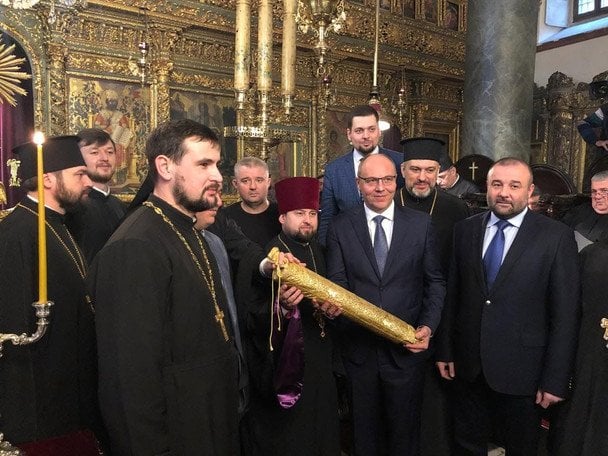 Петровський стоїть ліворуч від Парубія.