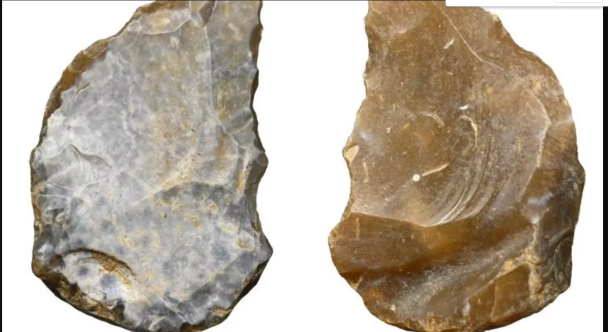 Кам'яні артефакти, виявлені на глибині 10 м нижче рівня землі, знаходилися у відкладеннях, зроблених під час холодного періоду близько 130 000 років тому.