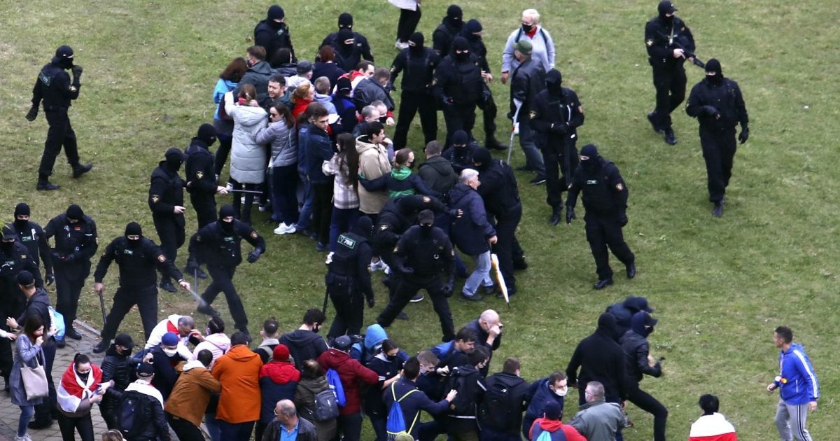 В Минске силовики начали задерживать протестующих и журналистов еще до начала митинга — Мир