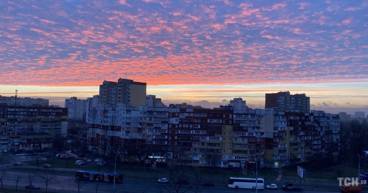 Небо над Киевом поразило невероятными красками: в Сети появились фото