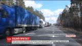 Нелегальные копатели янтаря перекрыли международную трассу Киев-Ковель на Житомирщине