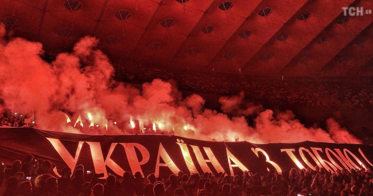 Украина с тобой! На "Олимпийском" зажгли файеры в поддержку заключенного в России Олега Сенцова