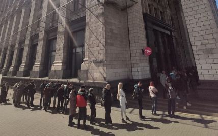 В Киеве выстроилась огромная очередь за культовой почтовой маркой (фото)