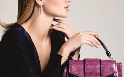 Стильная и элегантная Рози Хантингтон-Уайтли в рекламной кампании сумочек Bulgari