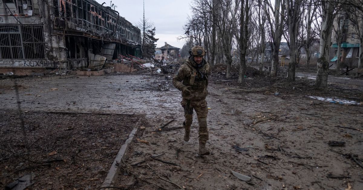 Бої за Бахмут: військовий розповів, яку частину міста контролюють ЗСУ