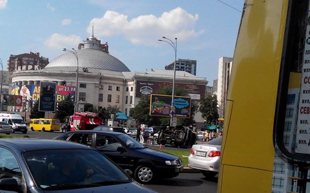 На площади Победы произошло ДТП / © Facebook/Киев автомобильный