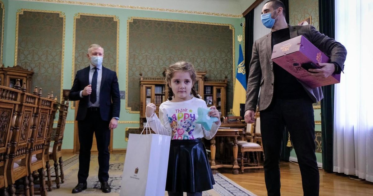 Дівчинка, яку зацькували у чернівецькому дитсадку, отримала подарунок від Зеленського