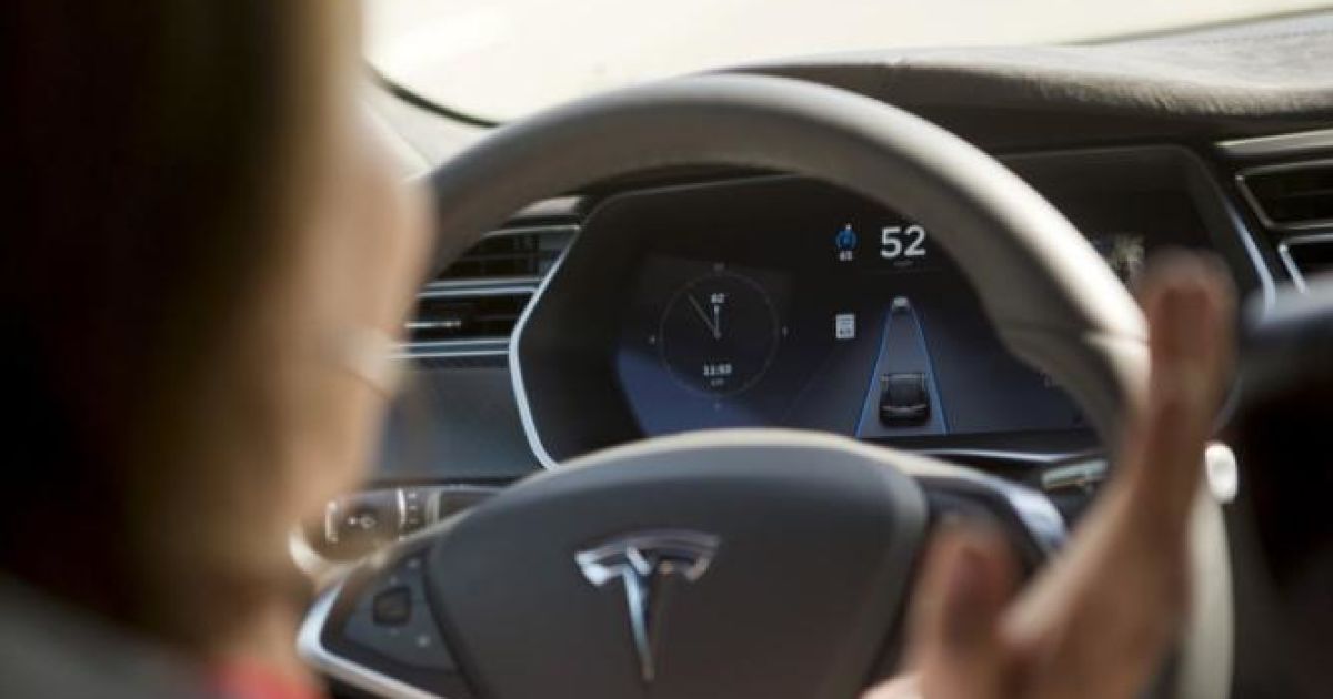 Электрокары Tesla обзавелись автопилотом