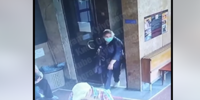 Несла гроші на операцію: у Києві у Медмістечку двоє злодійок викрали у жінки 20 тисяч гривень (відео)