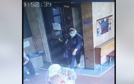 Несла деньги на операцию: в Киеве в Медгородке двое воровок похитили у женщины 20 тысяч гривен (видео)