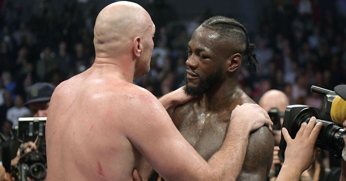 Уайлдер и Фьюри в стильных костюмах провели яркую дуэль взглядов перед боем-реваншем