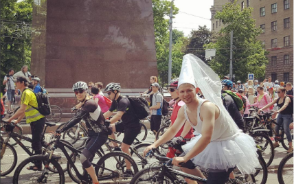 В Харькове тысячи велосипедистов воссоздали символ города