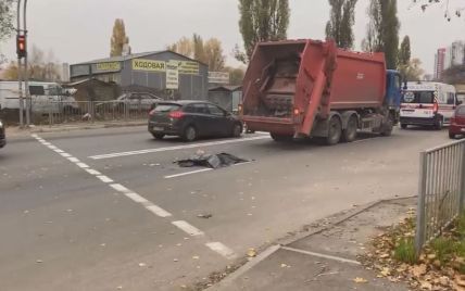 У Києві сміттєвоз на переході розчавив людину