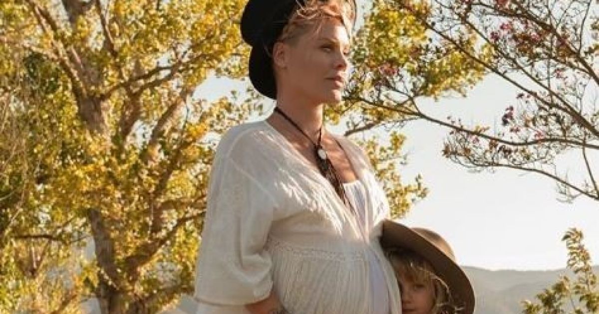 Беременная Пинк в домашней одежде продемонстрировала немалый животик