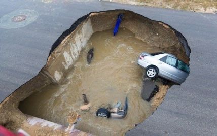 В США женщина-водитель захлебнулась в заполненной водой яме прямо посреди города