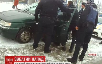 В Черновцах бывший милиционер укусил нового патрульного
