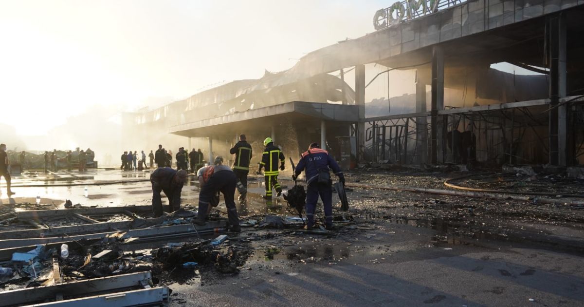 З-під завалів всю ніч діставали бездиханні тіла: яка ситуація в Кременчуці, де ракета знищила ТЦ разом з людьми