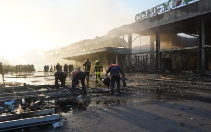 Из-под завалов всю ночь доставали бездыханные тела: какая ситуация в Кременчуге, где ракета уничтожила ТЦ вместе с людьми