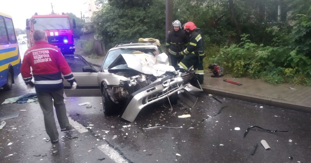 Во Львовской области автомобиль вылетел на встречную и врезался в рейсовый автобус: много пострадавших (фото)
