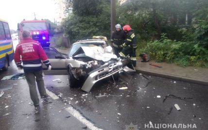 Во Львовской области автомобиль вылетел на встречную и врезался в рейсовый автобус: много пострадавших (фото)