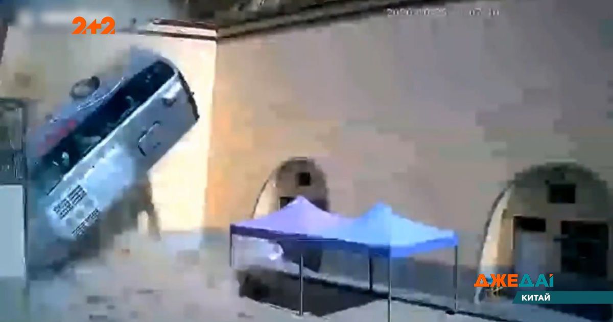 Автобус с пассажирами слетел с дороги и упал с пятиметровой высоты