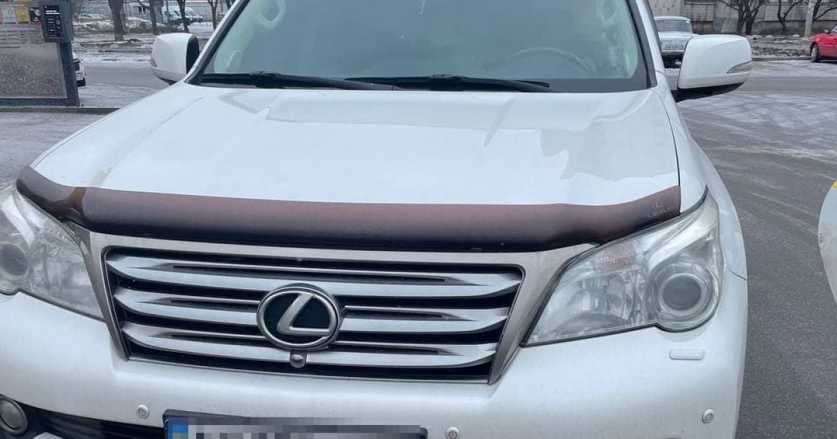 В Харькове мать усадила за руль Lexus несовершеннолетнего сына, он гонял по улицам города и нарушал ПДД