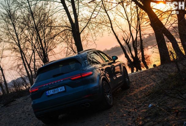 В Україні тепер є мобільний додаток Porsche Connect, який має більш 20 сервісів, включаючи Finder з пошуком парковок, ресторанів і ночівлі, а також OffRoad Precision. Додаток підкаже, як краще долати бездоріжжя і які функції включити, а також запам'ятає ваш маршрут, та проаналізує, підказуючи як буде краще долати перешкоди. / © Фото Єршової Олександри