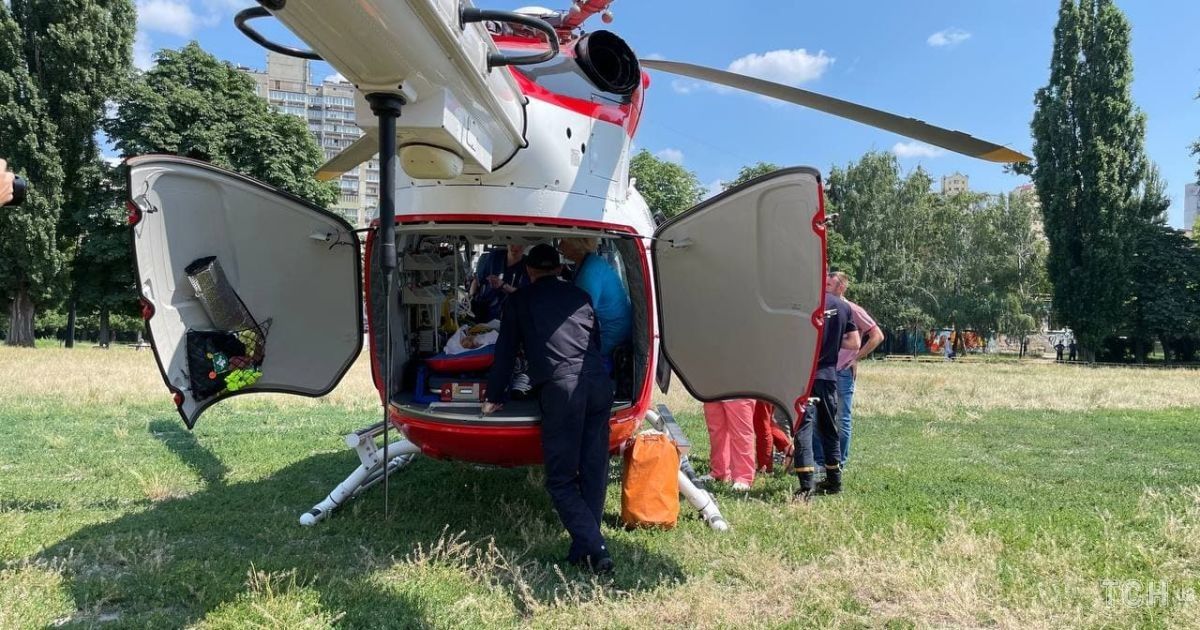 В Киев вертолетом доставили раненого в спину мальчика, которого на Житомирщине подстрелил полковник