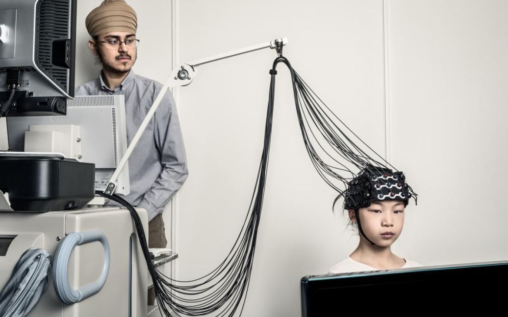 Психолог з Університету Торонто вивчає розвиток брехні в людях за допомогою інфрачервоної спектроскопії. / © national geographic