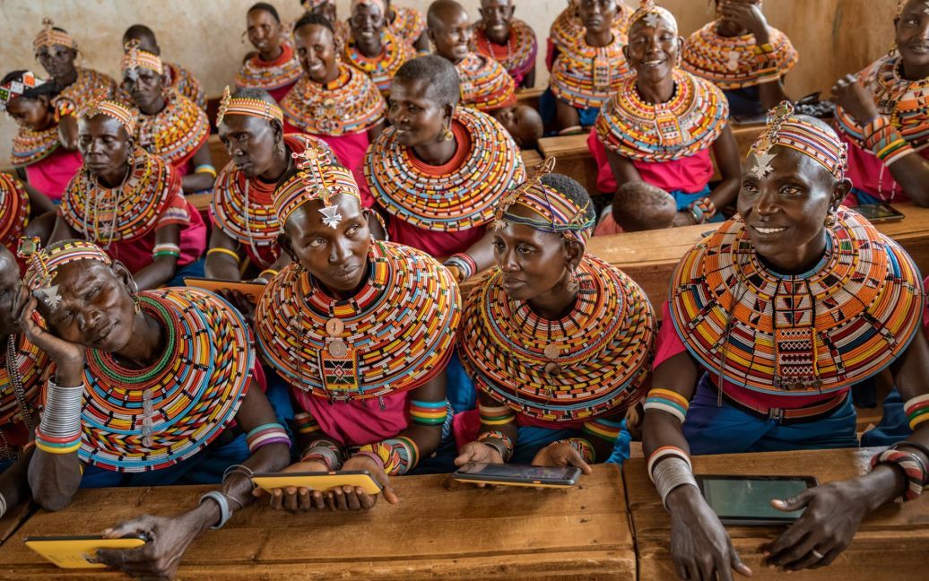 Жінки у селищі біля Найробі вчаться працювати із планшетами, які підключені до Інтернету через супутник. Така технологія зараз практикується в ізольованих регіонах Африки. / © national geographic