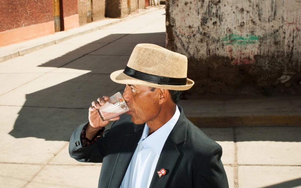 Перуанець п'є кукурудзяно-полуничне пиво. / © national geographic