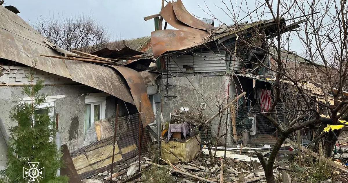Ракетний удар з боку РФ: в Нікополі рятувальники витягли з-під завалів жінку (фото)