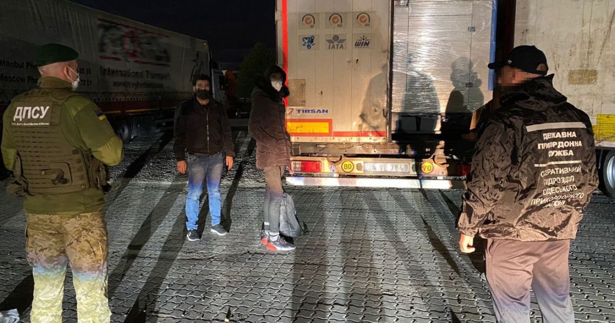 В Одеській області знайшли нелегалів у фурі з тканинами