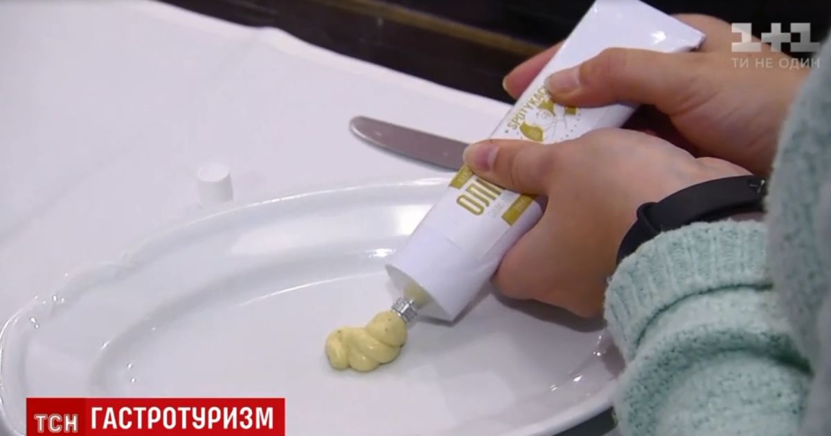 Гастрономический туризм в Киеве: европейцы едят борщ в форме мороженого и жидкое оливье из тюбиков