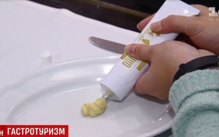 Гастрономический туризм в Киеве: европейцы едят борщ в форме мороженого и жидкое оливье из тюбиков