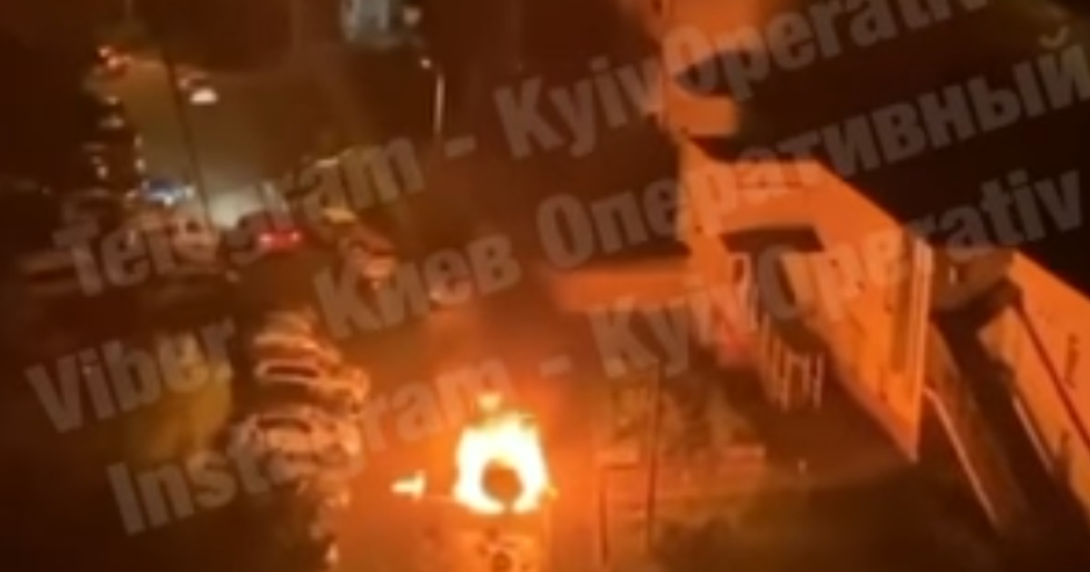 В Киеве в Дарницком районе полностью сгорела припаркованная машина: видео