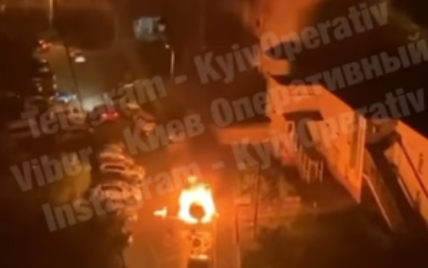 У Києві в Дарницькому районі вщент згоріла припаркована автівка: відео