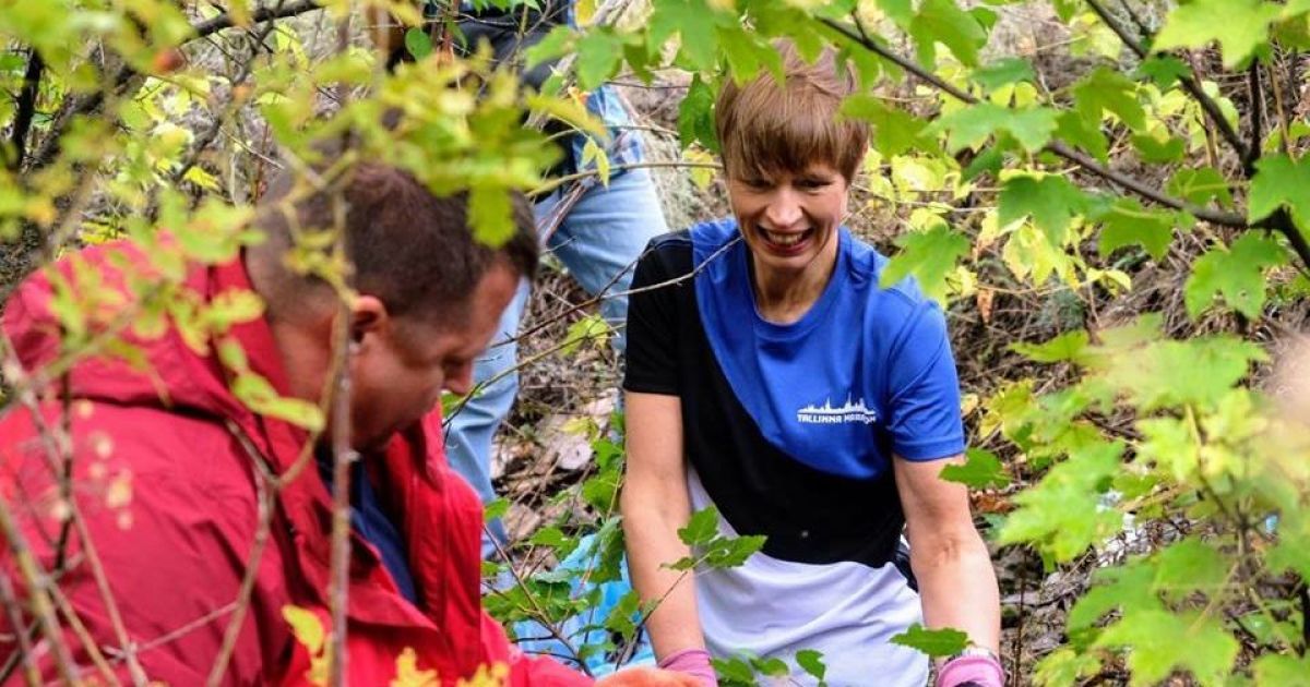 "На варті чистоти". Президентка Естонії прибрала сміття у парку в Дніпрі