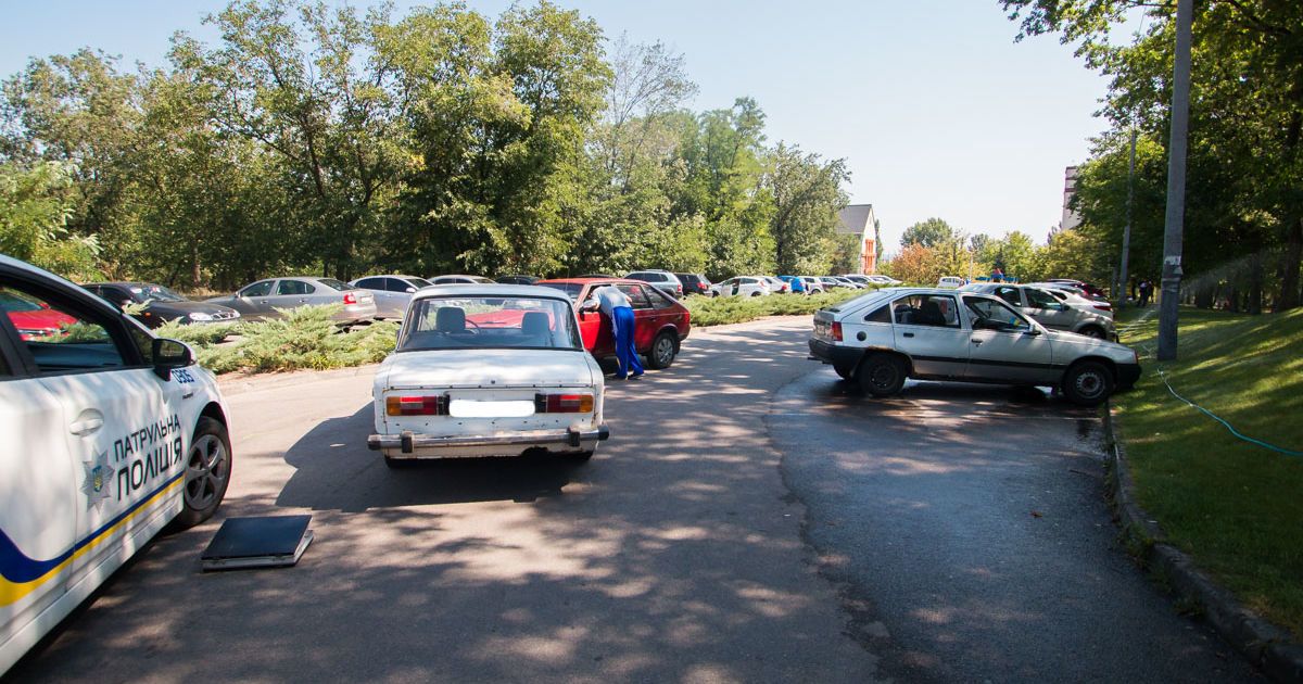 У Дніпрі невідомі на Mitsubishi з "весільними" номерами відібрали в чоловіків з ВАЗа кругленьку суму - ЗМІ