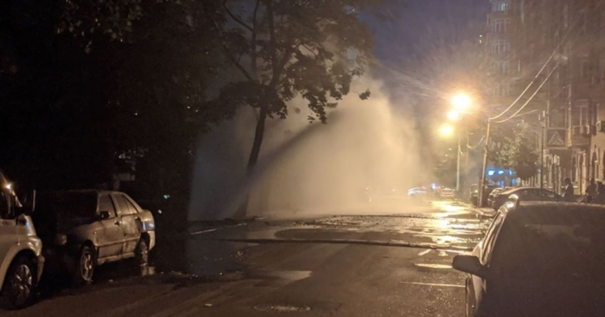 Десятиметровий "фонтан": у Києві на Подолі прорвало трубу