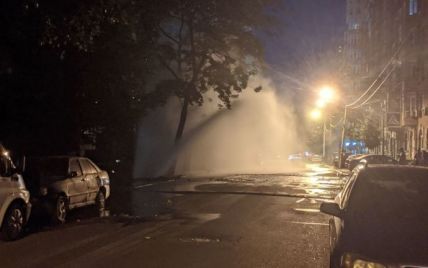 Десятиметровий "фонтан": у Києві на Подолі прорвало трубу