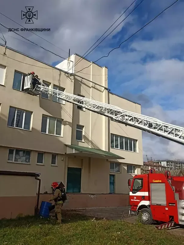 Рятувальники дістаюсть людей з пожежі в офісі / © ДСНС в Івано-Франківській області