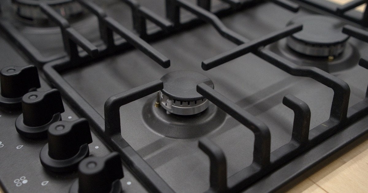 Чтобы на ручках газовой плиты не накапливался жир, их нужно регулярно чистить