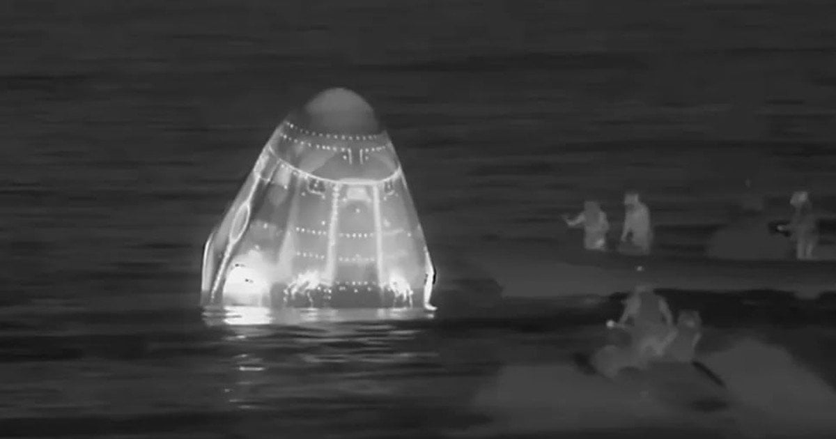 Капсула SpaceX Dragon повернулась на Землю