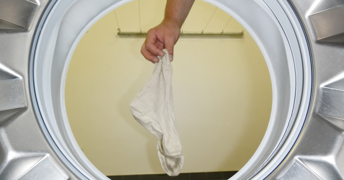 Навіщо класти одну чисту шкарпетку в пральну машину