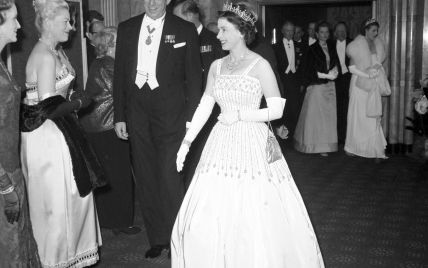 Одолжила не только тиару: принцесса Беатрис вышла замуж в платье своей бабушки - королевы Елизаветы II