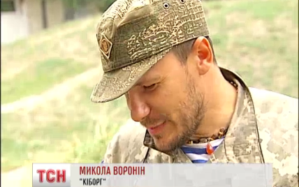 "Киборги" подарили "Борисполю" спасенный монитор Донецкого аэропорта
