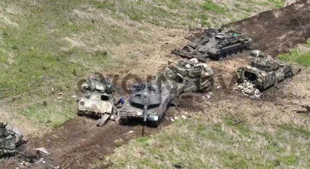 Група бронетехніки у складі танка Leopard 2 та БМП M2 Bradley, ймовірно, потрапила на мінне поле / © Telegram / Бутусов плюс