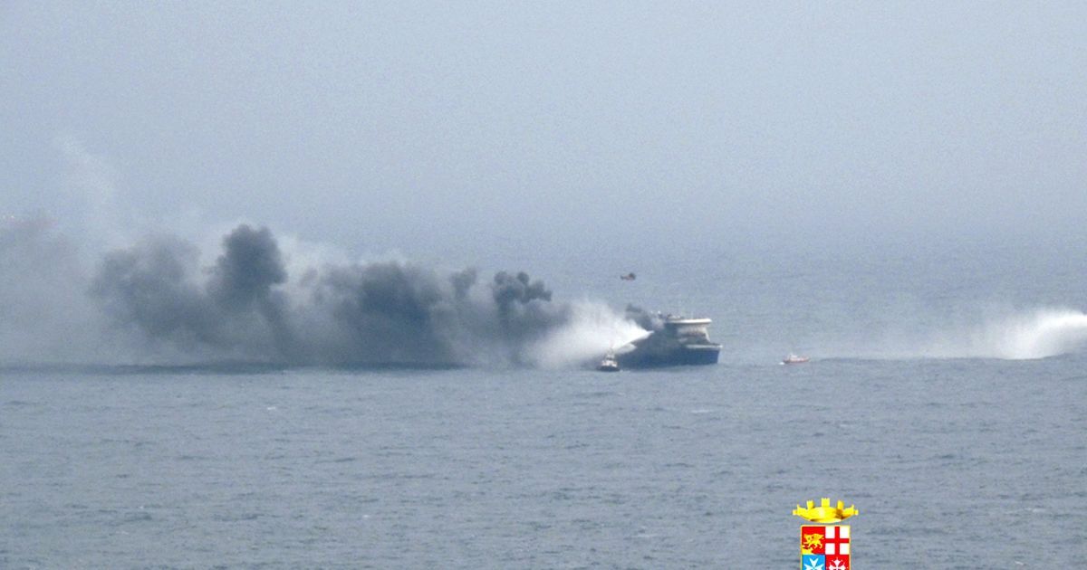 Паром у берегов Греции продолжает палаты.