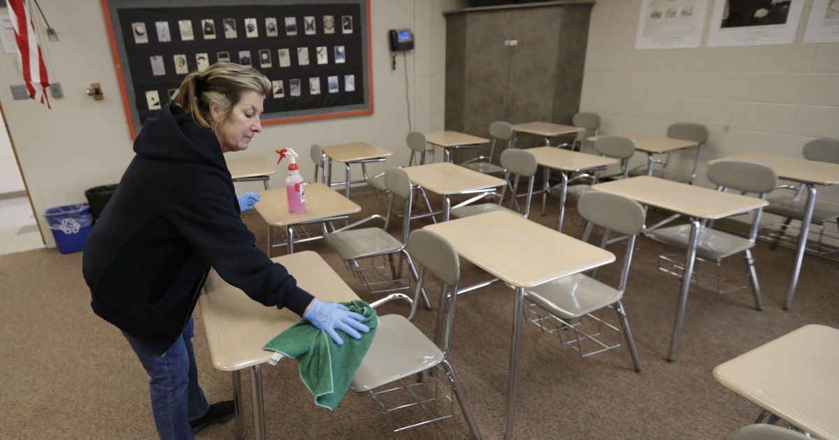 Всеукраїнська школа онлайн: як пройшов перший день для учнів, їхніх батьків та вчителів